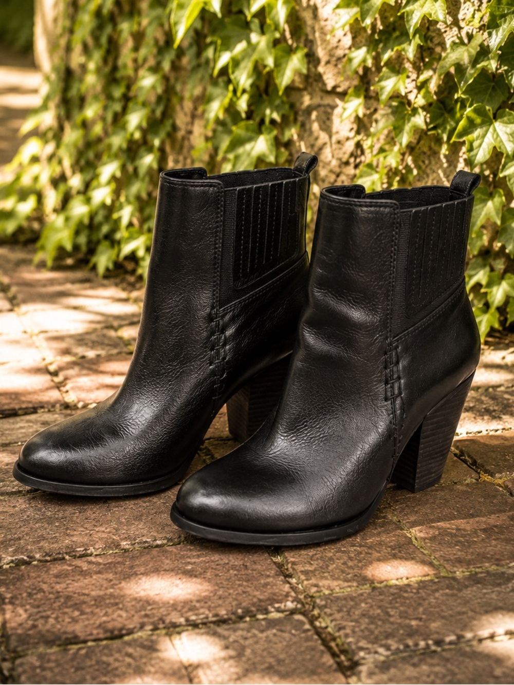 VINCE CAMUTO Classic Fall Minimalist Black Leather VP-Highland Ankle Boots, 6.5